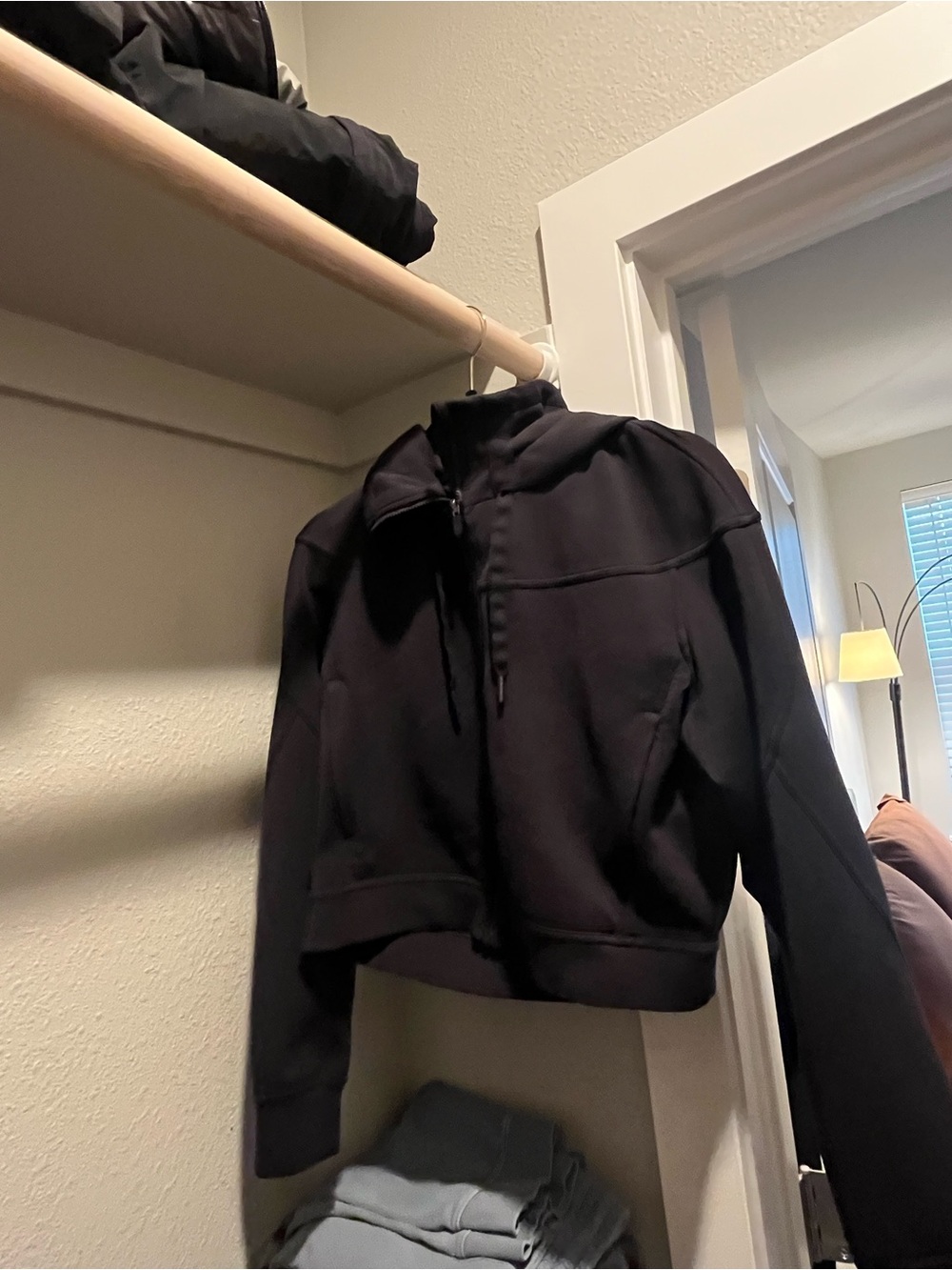 Women’s Lululemon Black Zip-Up Jacket - Classic Cropped Design